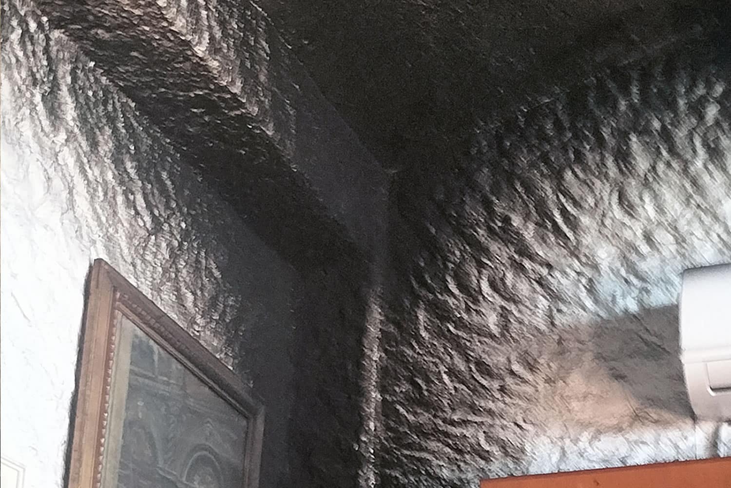 Muri e soffitti anneriti da fumo e fuliggine dopo un incendio in una villa di pregio a Roma