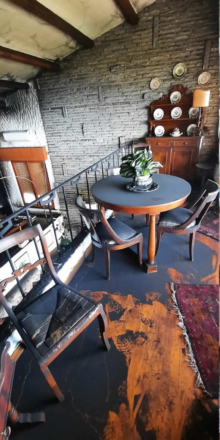 Ambiente della villa invaso dalla fuliggine prima della bonifica