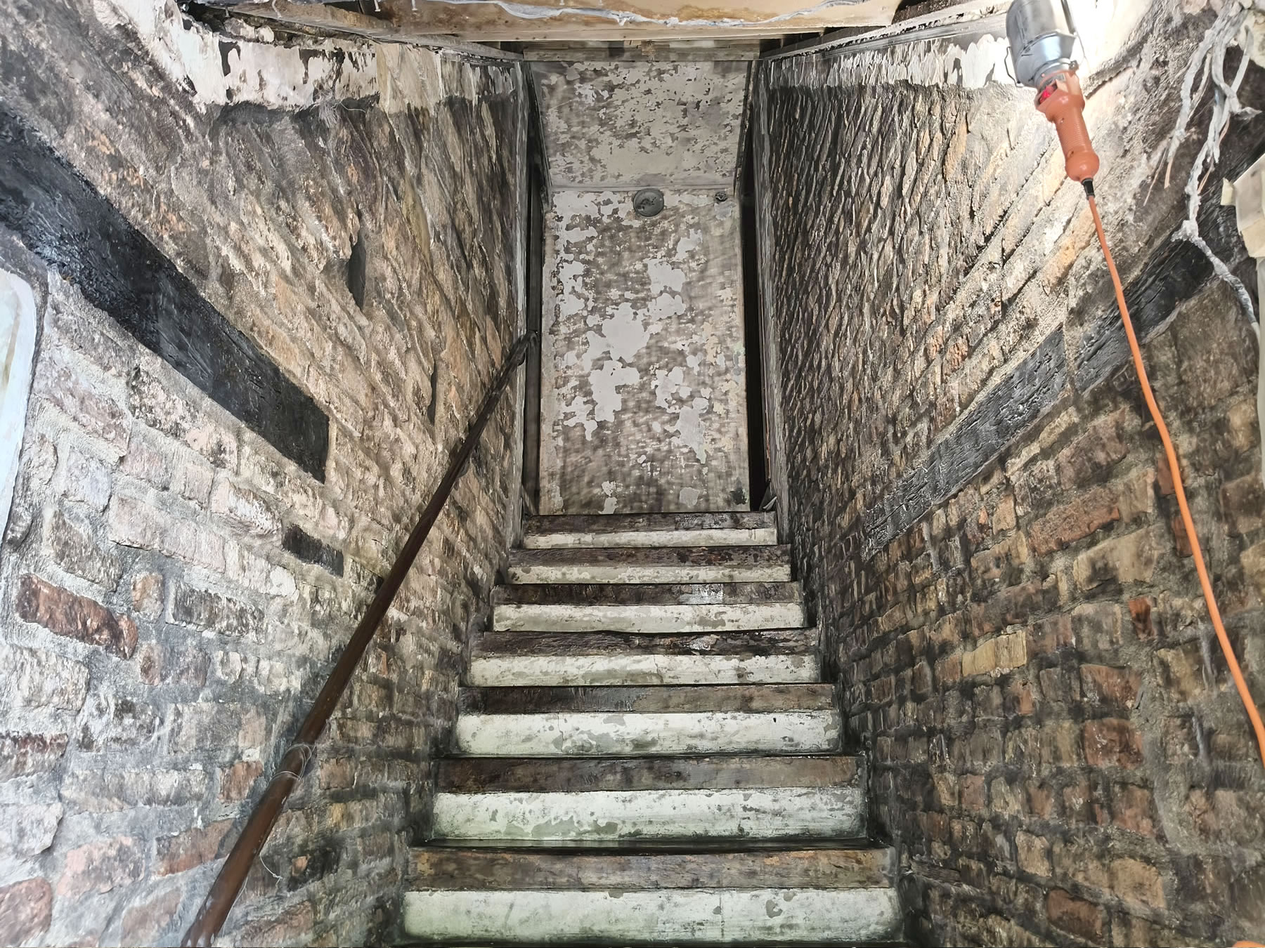 Sottoscala ripulito dopo un trattamento di criosabbiatura