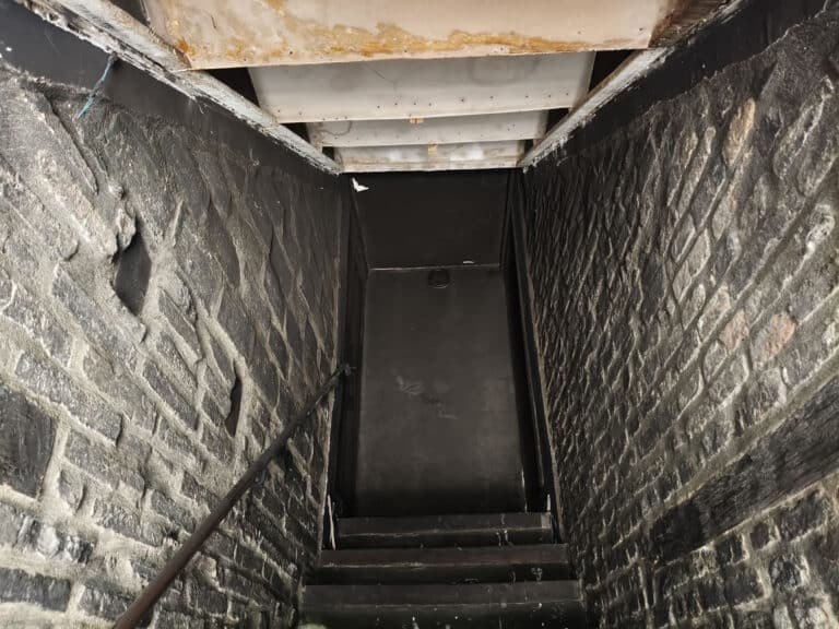 Le superfici del sottoscala durante la rimozione di fumo e fuliggine