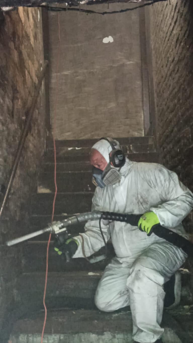 Pulizia criogenica a ghiaccio secco in corso per eliminare fumo e fuliggine