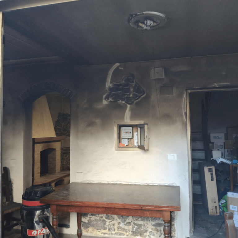 Pareti e soffitto anneriti dal fumo della stufa a pellet prima della bonifica