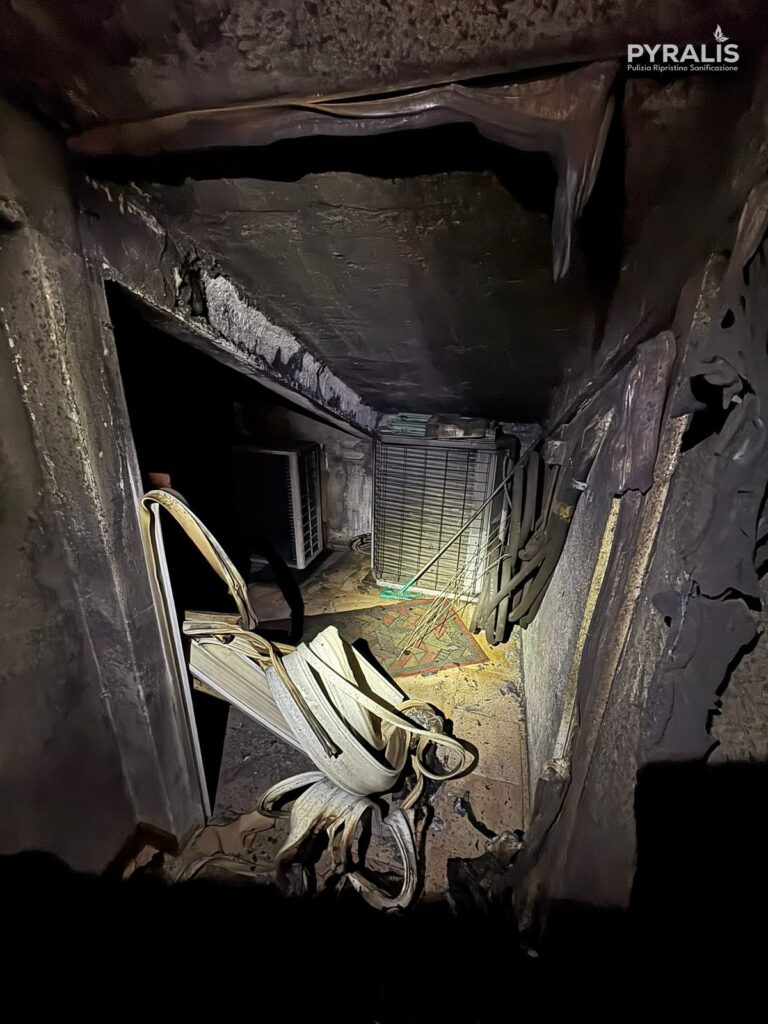 Bagno del sottotetto con residui di fuliggine su pareti e sanitari