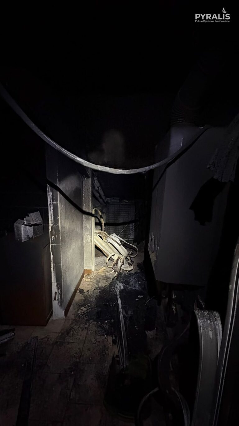 Cantina del sottotetto coperta di fuliggine nera dopo l’incendio a Verona
