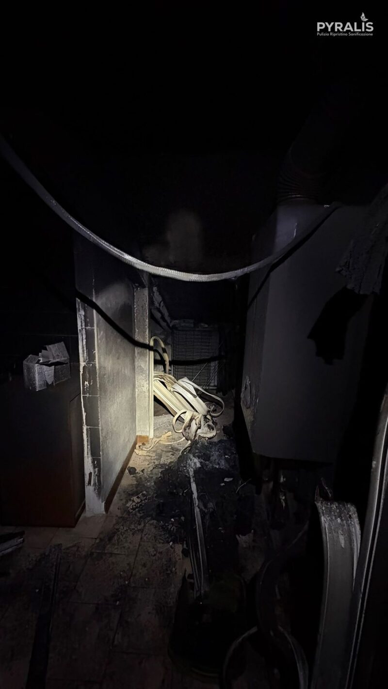 Cantina in sottotetto con fuliggine nera prima della bonifica a Verona