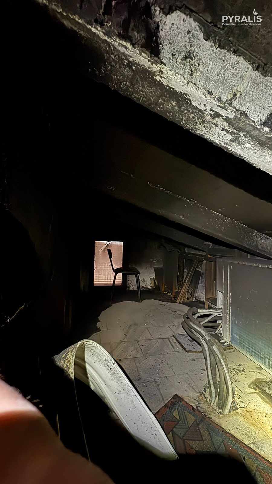 Locale del quadro elettrico da cui è partito l’incendio nella cantina in sottotetto a Verona
