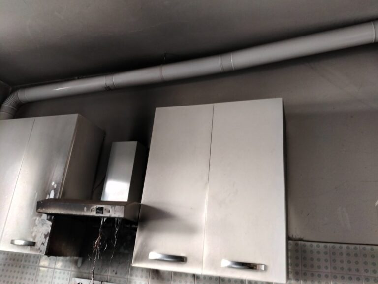 Prima della bonifica post incendio a Alessandria: cucina e mobili anneriti da fumo e fuliggine