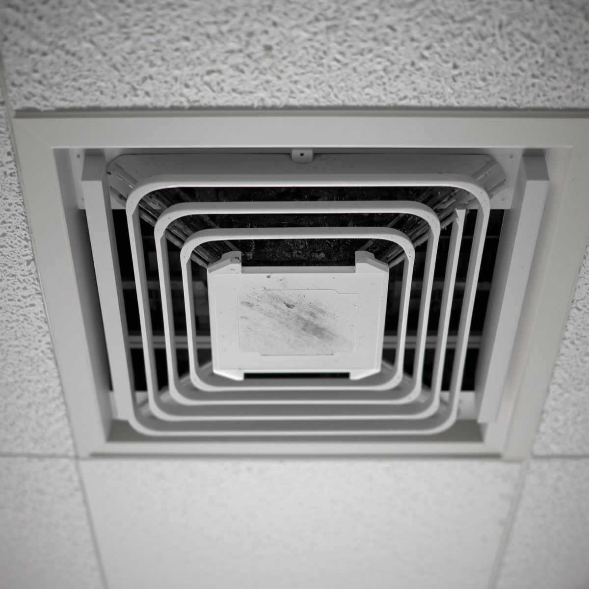 Bocchetta dell’aria condizionata a soffitto con polvere