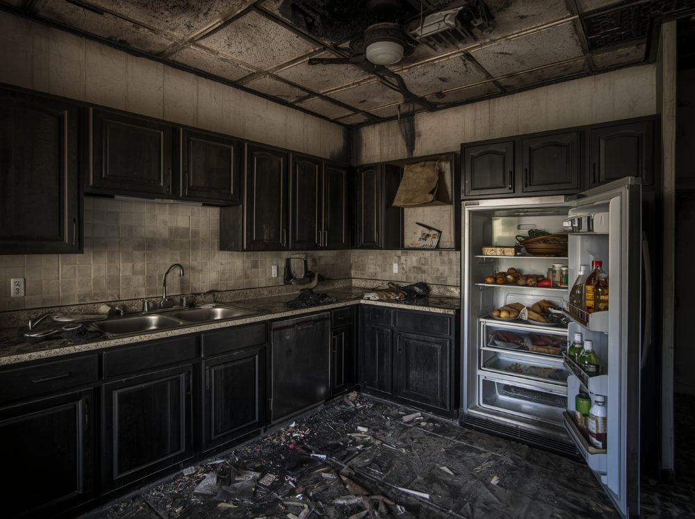 Cucina con superfici annerite dal fumo dopo un incendio (immagine illustrativa)